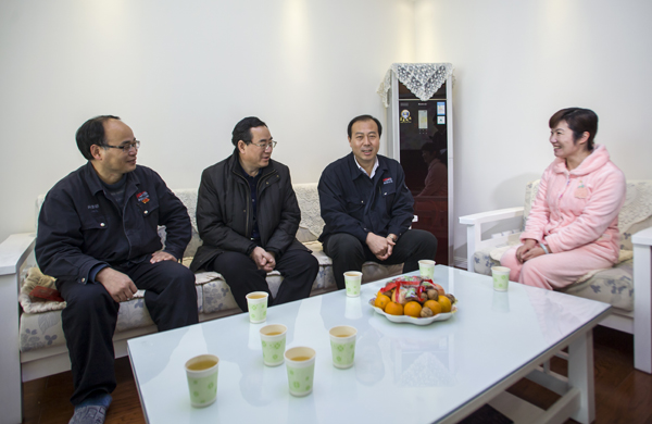 集團(tuán)領(lǐng)導(dǎo)帶隊來公司送溫暖